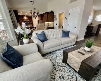 NEW Journee home • Pet Friendly • A/C • Fenced yard • 2 stry playhouse w/slide - Ammon - Pokój dzienny