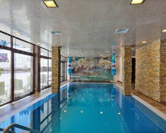 Forest Nook Aparthotel - Pamporovo - Pool