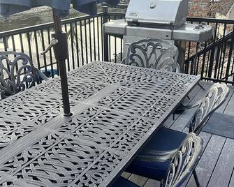 Lake Front!! Featured On Hgtv , Fire Pit On Dock And 2 Kayaks, Included - Sunrise Beach - Restaurante