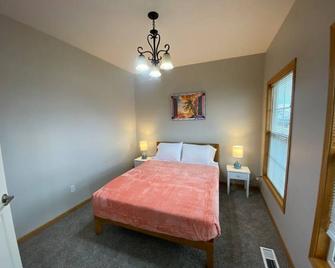 •Delightful 5b stay in Paradise!!• - Waukee - Bedroom