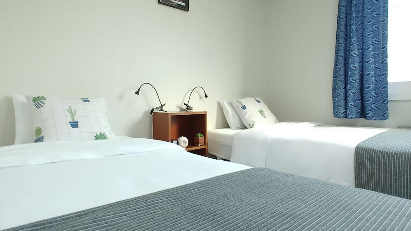 هاوس إيتاوون - هوستل