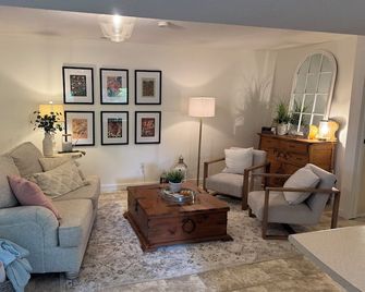 The Backyard Suite - Salmon Arm - Huiskamer