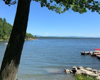 Lakefront home with tennis court and dock on gorgeous Lake Champlain - Westport - Playa