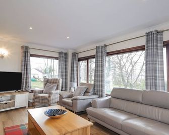 Fresh Fields - Dingwall - Living room