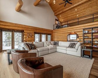 Luxury Mountain Lodge. Unrivaled Views. Chef’s Kitchen. Family Play Spaces. - Leavenworth - Lounge