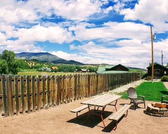 The Spruce Lodge - South Fork - Innenhof