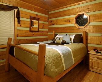 Gorgeous Tennessee Cabin with a Hot Tub and Theater Room - Sevierville - Habitación