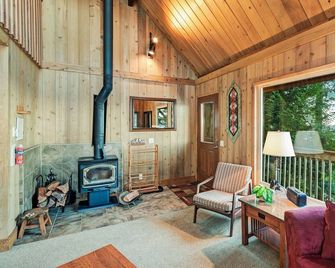 Adventure cabin on the water, perfect for wildlife viewing - Eastsound - Huiskamer