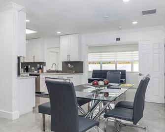 Sunrise Paradise Luxe Home with Salt-Heated Pool - Sunrise - Dining room