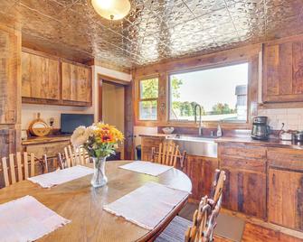 Pet-Friendly Farmhouse Near Lakes in Pellston - Pellston - Dining room