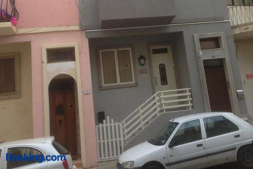 Giorgia House - Pietà - Building