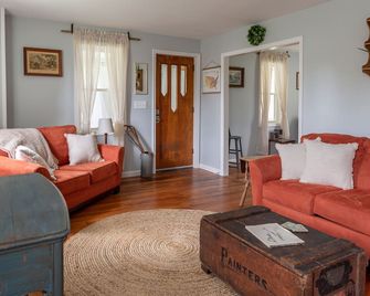 1900’s farmhouse with old country charm. Six miles to Lake Wallenpaupack - Lake Ariel - Sala de estar