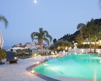 Hotel Mea - Aeolian Charme - ליפארי - בריכה