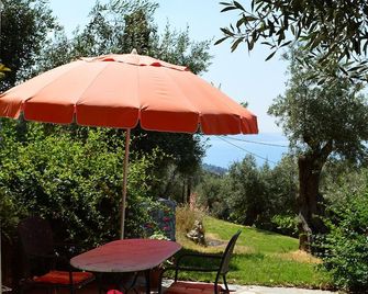 Quaint character cottage in traditional Greek village - Kato Gatzea - Patio