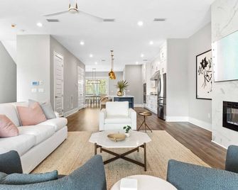 Sea Dweller by Avantstay Rooftop Spa + Gulf View Golf Cart, Pool - Panama City Beach - Living room