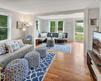 Charming Cape Cod Style Cottage in Edgartown Village - Edgartown - Living room