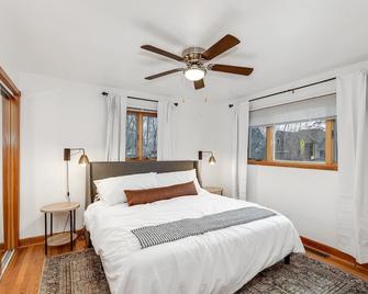 4 br Lakehouse, Fire Pit, King Beds, Bunk room - Lake Orion - Bedroom