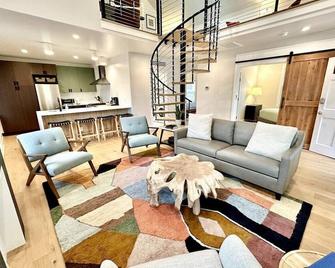 Modern Twist In Downtown Wilmington 3/2 Stunner! - Wilmington - Living room