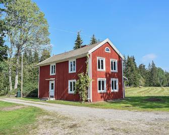 A picturesque holiday home close to Kalmar and fishing opportunities. - Emmaboda - Edificio