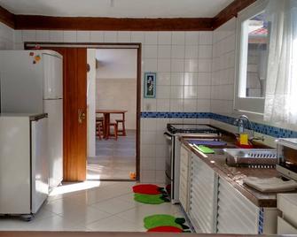 cozy spacious house with garden - São Sebastião - Kitchen