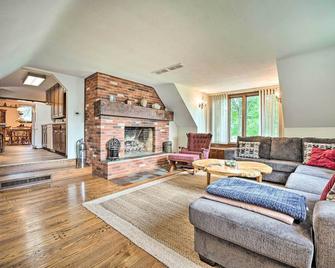 Gorgeous Bremen Home with Lake Access and Yard! - Bremen - Sala de estar