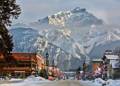 Deluxe, Bright, Spacious | Base of Tunnel Mountain - Banff - Outdoor view