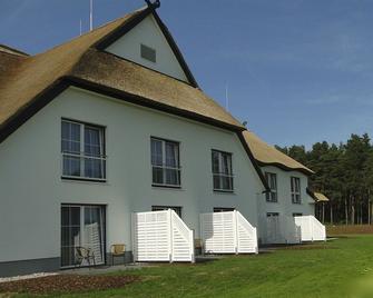 Friesenhof Hotel-Restaurant-Reitanlage - Trassenheide - Gebäude