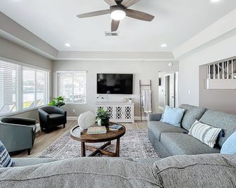 Spacious Family Waterfront Beach Home with Pool - Belleair Bluffs - Sala de estar