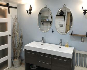 3 Bedroom Cottage Backs on to Sauble Beach - Sauble Beach - Bathroom