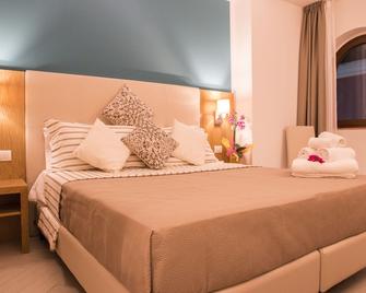 Hotel Maria - Golfo Aranci - Спальня
