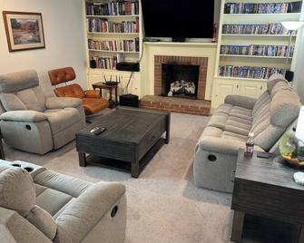 4 bdrm, 3 bath, 2,700 sqft house on 1 acre with chickens and fenced in back yard - Easton - Wohnzimmer