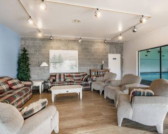 JL 611: Greenbelt 2 Bedroom Condo, walks on the beach, and golf! - Blaine - Sala de estar