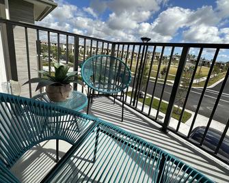 302 Rare find The Blue Sky Beach House - Florida City - Balcony