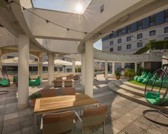 Crowne Plaza Bratislava - Bratislava - Patio