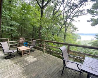 A-frame cabin nestled in forest, stunning lake view, perfect serenity. - Allegan - Balcón