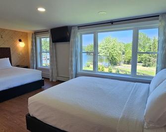 Waterfront Motel-Lake View-Mountain View - Greenville - Bedroom