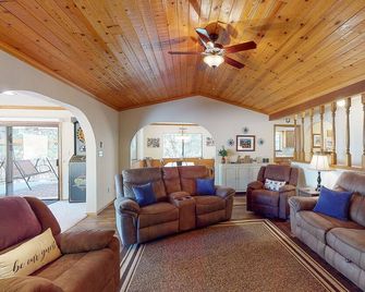 Family-Friendly Home with Lake Access & Games, Shared Pool, Near Yosemite - Groveland - Sala de estar