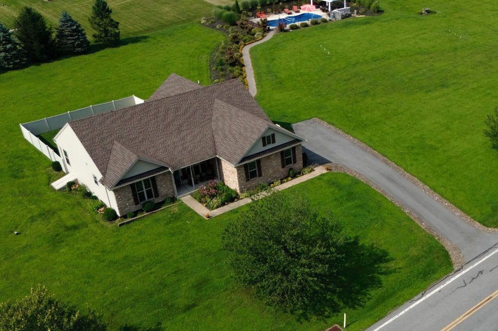 Country Home Hot tub, Sauna, Pool table. 10 minutes from Bear Creek Ski Resort