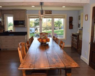 Wheatland Inn, Farmhouse For Adventure/Relaxation\nsleeps 10. 3 Bedrooms, 3 Baths - Buchanan - Dining room