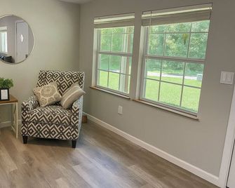 Cozy Getaway Near Lake O’ the Pines with Firepit & Pet-Friendly Bliss! - Jefferson - Living room