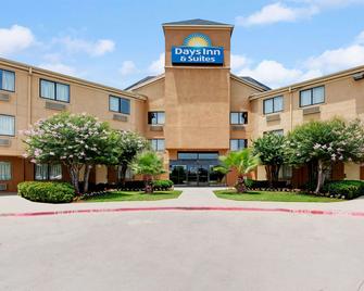 Days Inn & Suites by Wyndham DeSoto - DeSoto - Building