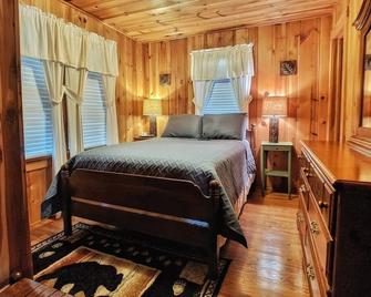 The Getaway: Charming 1950s Cottage with Modern Comforts at Lake Junaluska, Dog - Lake Junaluska - Bedroom