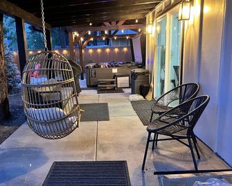 Unique 3BR Bungalow by Brewery & Central to town - Hot Tub + AC - Шоу-Лоу - Патіо