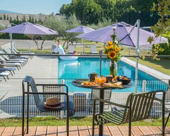 ibis Styles Pertuis Portes du Luberon - Pertuis - Zwembad