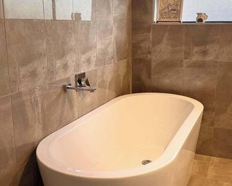 Modern house 2 story 4brs 3bath - Campbelltown - Bathroom