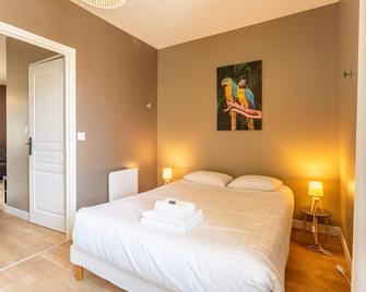 Rochebonne - One Bedroom Apartment, Sleeps 4 - Saint-Coulomb - Chambre