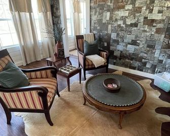 Lucille's Place with outdoor kitchen and country views - Brenham - Olohuone