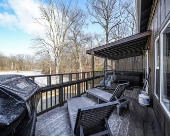 Red Fox Run At Heron Hill Retreat Hot Tub on Lake! - Streetsboro - Balcony