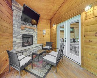 Private Hot Tub Luxe Cabin in Broken Bow! - Broken Bow