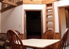 Comfortable 1 Bedroom Cabin with Added Loft, Full Kitchen & LIving Area - St James - Comedor